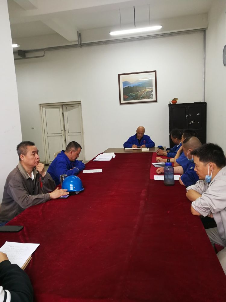 機(jī)加裝配黨支部召開(kāi)全體黨員大會(huì)，組織主題教育學(xué)習(xí)。