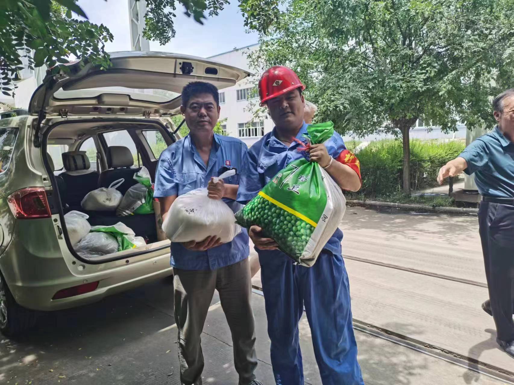 給一線(xiàn)生產(chǎn)車(chē)間和工地職工購(gòu)買(mǎi)了一批白糖、綠豆等防暑降溫品送到了車(chē)間工地
